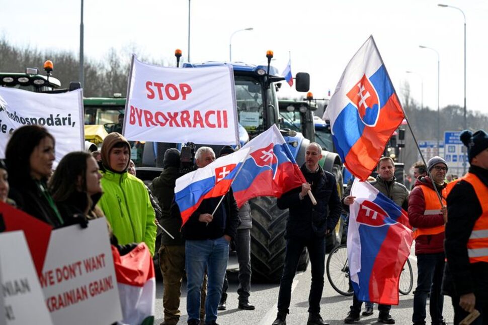Fermerët çekë dhe sllovakë bllokojnë kufijtë gjatë protestës