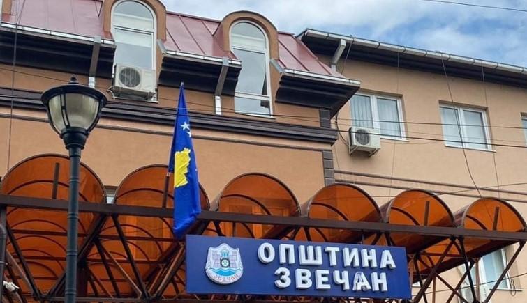 Djegia e flamurit të Kosovës në Zveçan dyshohet se u bë nga tre të mitur