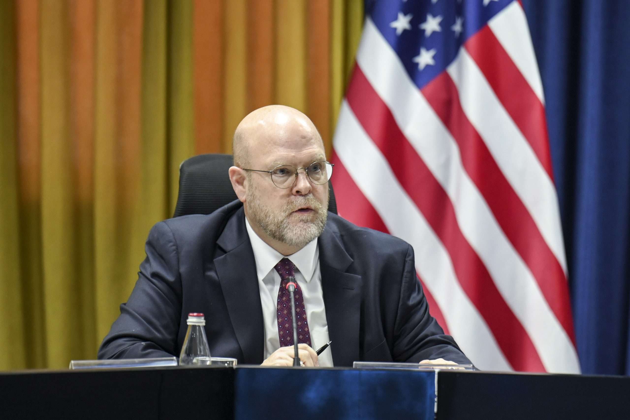 Hovenier në konferencë të jashtëzakonshme: Mesazhi amerikan është i qartë, pezullojeni rregulloren