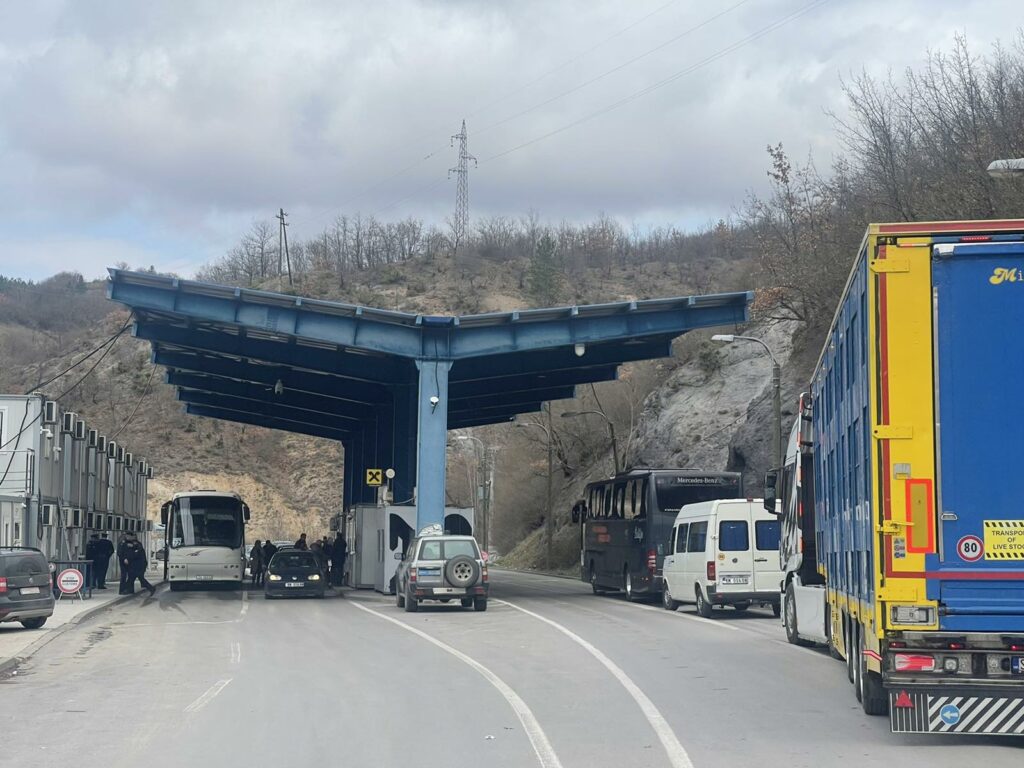 Lajmi i fundit: Policia e Kosovës nuk i lejon hyrjen në Kosovë veturës e cila po transportonte dinarët serb