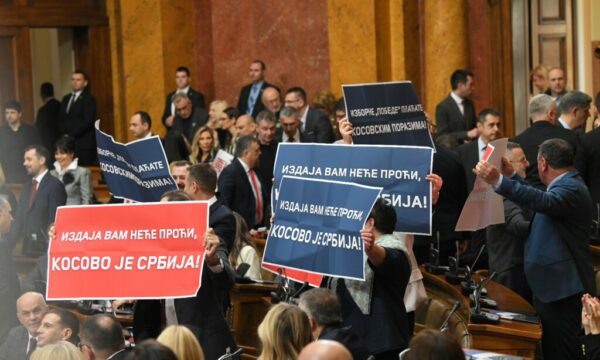 Kuvendi në Serbi –  Deputetët mbajnë në duar pankarta ku shkruhet “Kosova është Serbi”