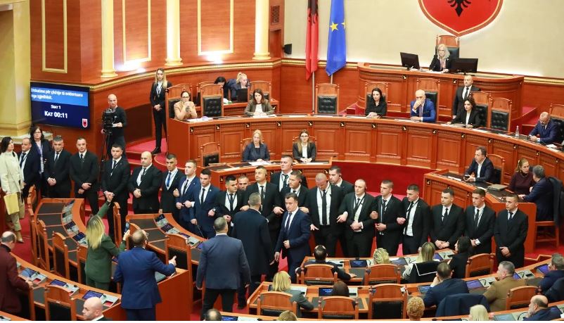 Opozita në Shqipëri në “tollovi” me Gardën jashtë dhe brenda Parlamentit, çfarë ndodhi në 14 minutat e seancës