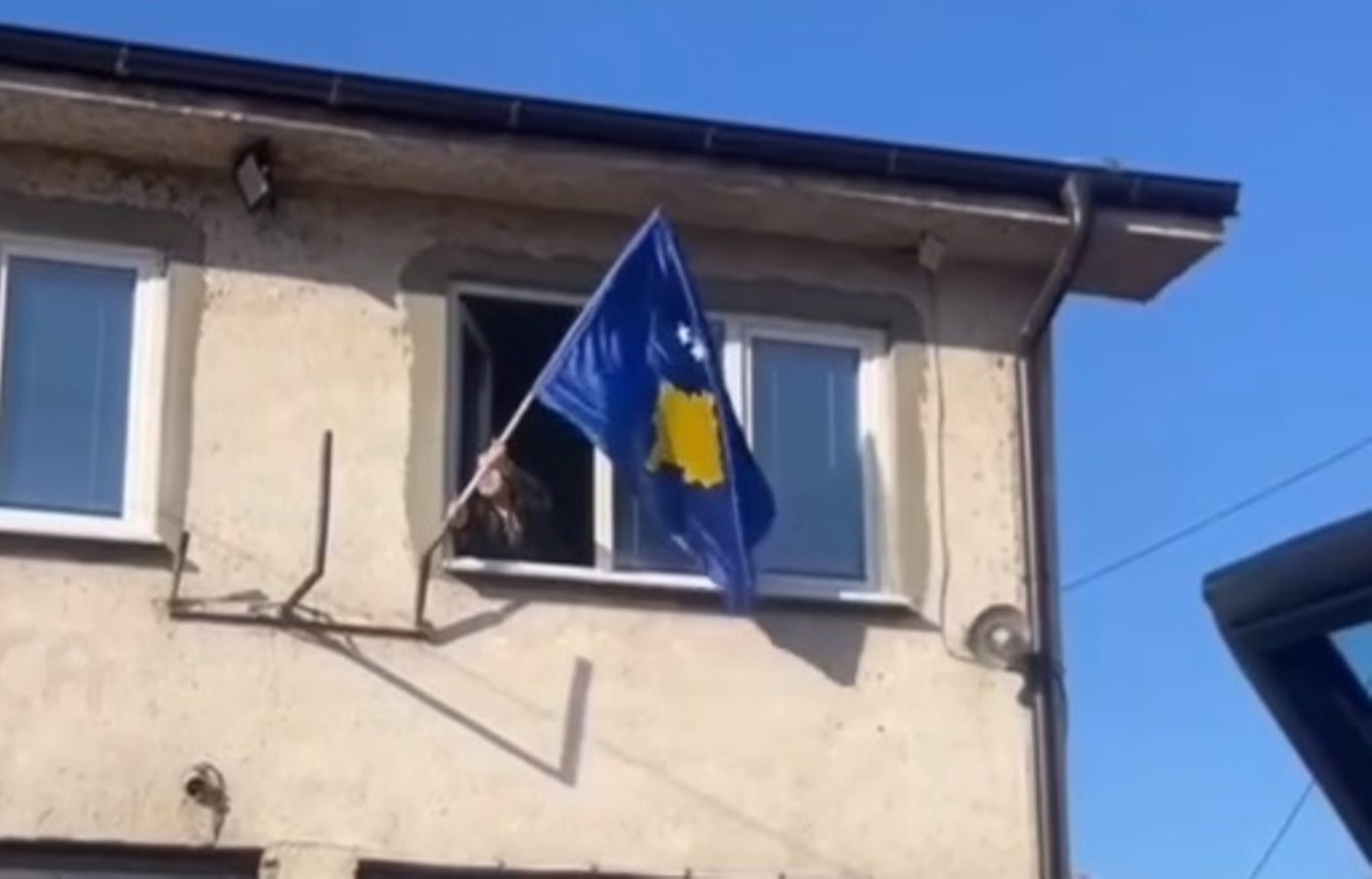 Flamuri i Kosovës vendoset në ndërtesën e zjarrfikësve në Leposaviq