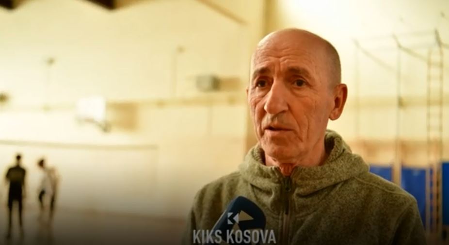 Profesori nga Gjakova detyrohet të japë mësim edhe pse është me 7 stenda në zemër