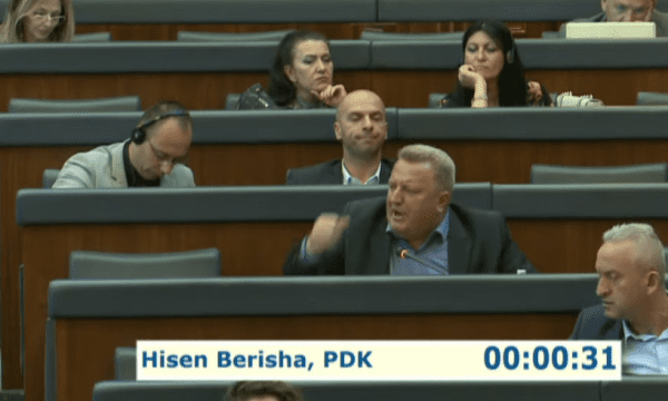 “A bon me qitë jashtë a e qes unë?”, Hisen Berisha nxehet pasi Salih Zyba i thotë komunist, ndërhyn Bekë Berisha