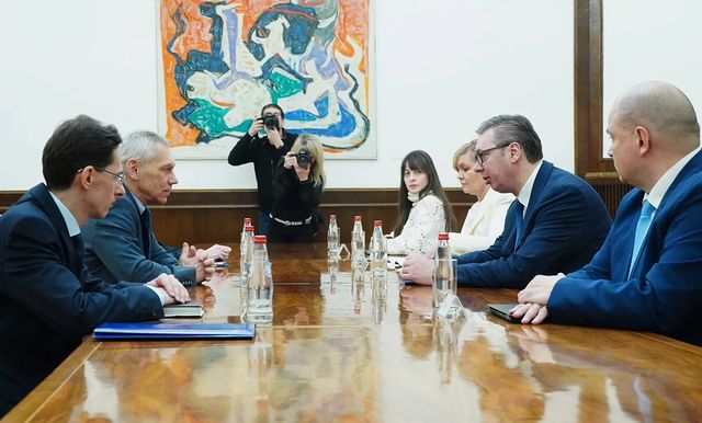 Heqja e dinarit – Vuçiq takohet me ambasadorin rus
