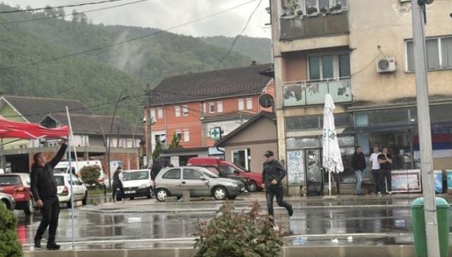 Kolona të gjata në Zubin Potok, qytetarët nisen për të votuar