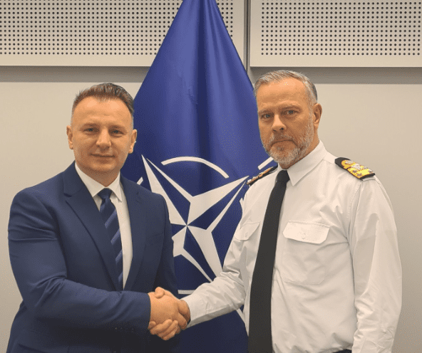 Ambasadori i Kosovës në NATO takon admiralin Rob Bauer