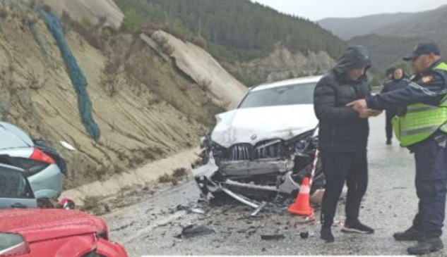 Aksident trafiku në Shqipëri: Vdes një pasagjere, lëndohen dy ngasës të veturave