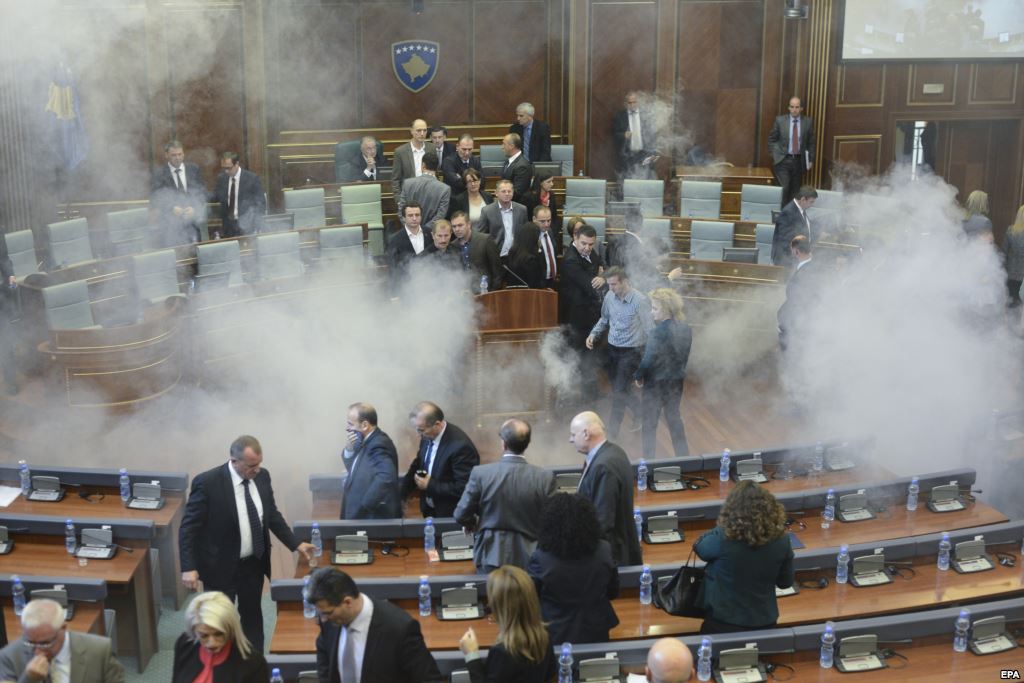 Shtyhet seanca gjyqësore ndaj Sveçlës e tre deputetëve të VV-së për gazin lotsjellës