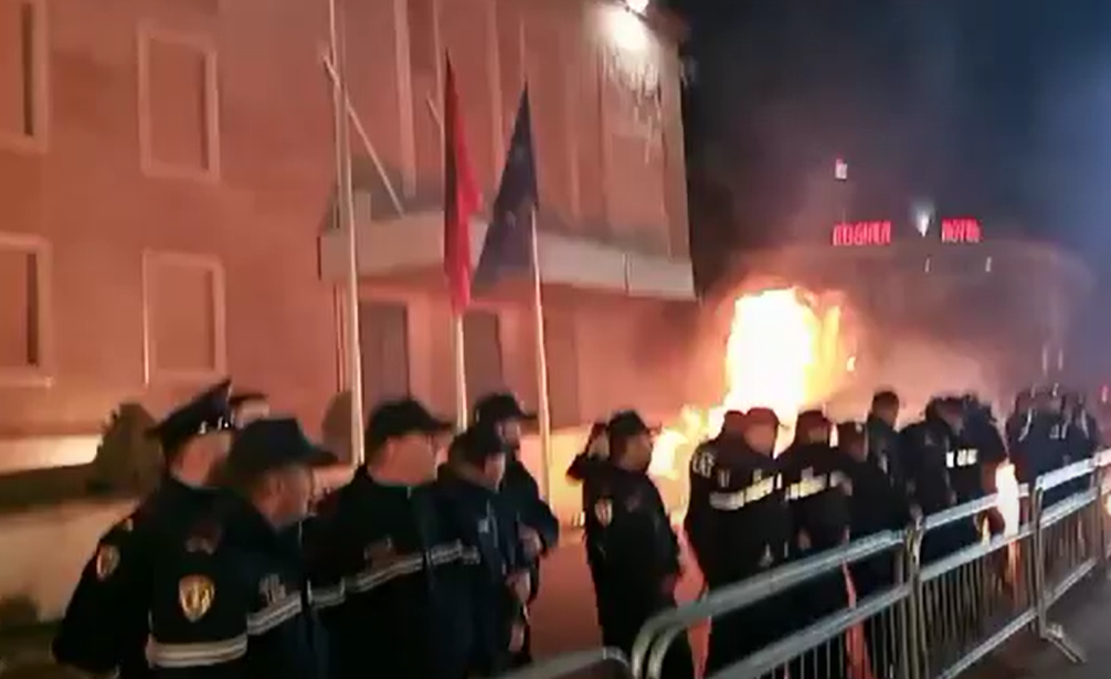 Eskalon protesta në Tiranë: Direkt pas mbylljes së fjalës së Sali Berishës, protestuesit hedhin flakadanë