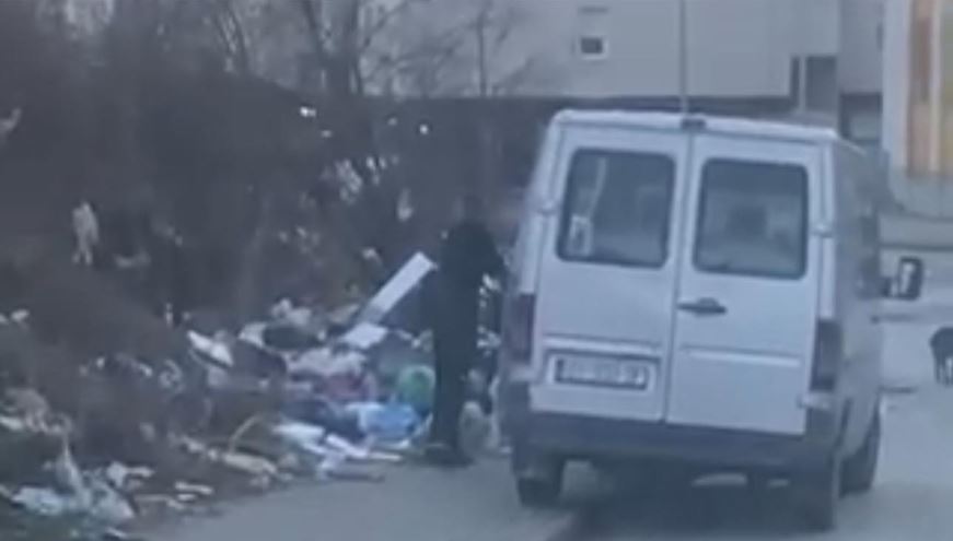 Qytetari gjobitet me 300 euro, detyrohet t’i pastrojë mbeturinat që i hodhi në Prishtinë