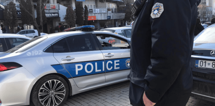 Dy persona gjuajnë me armë në Mitrovicë, policia gjen 91 gëzhoja