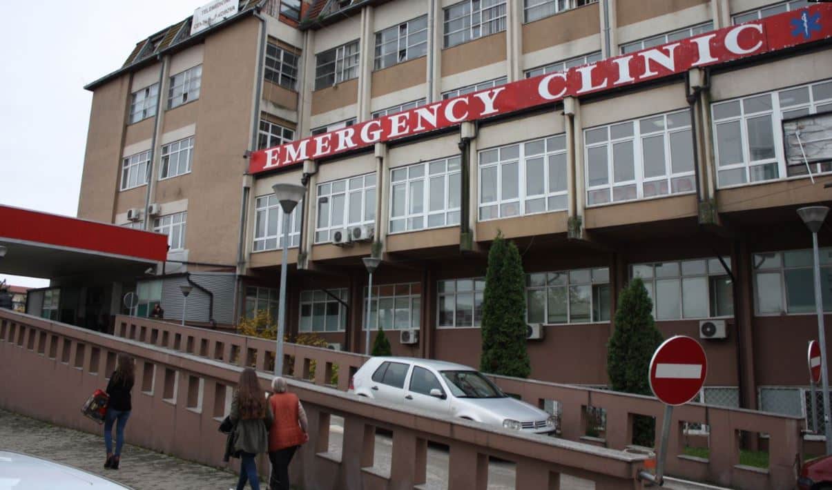 Lëndohet rëndë një person pasi u rrokullis me traktor në Skenderaj