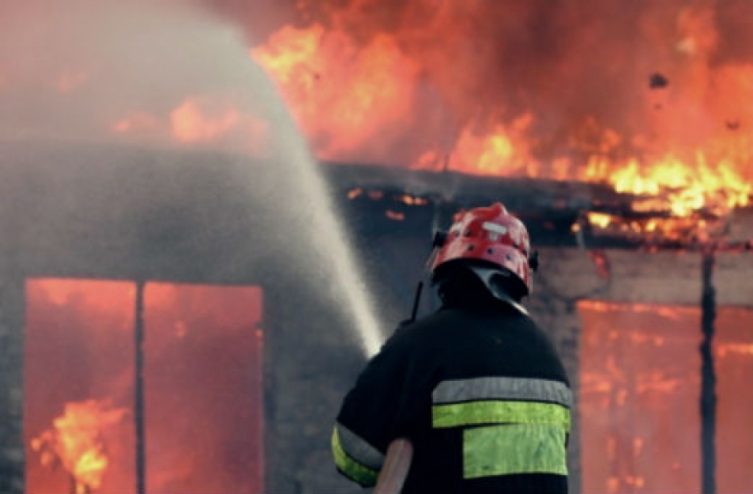 Prishtinë: Zjarrfikësi lëndohet gjatë intervenimit për ta shuar zjarrin