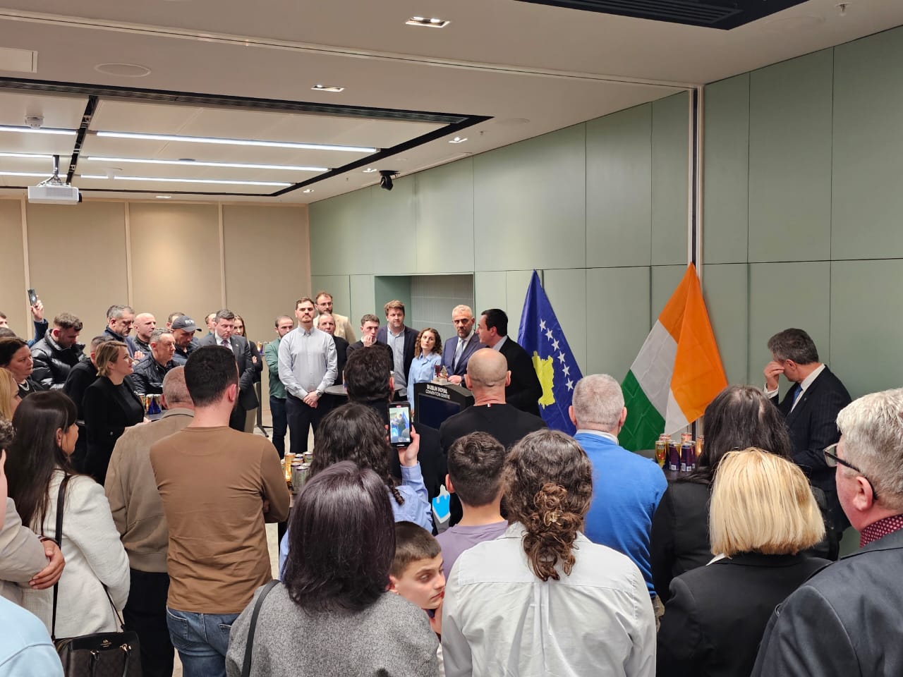 Kryeministri Kurti takohet dhe bashkëbisedon me mërgatën në Irlandë