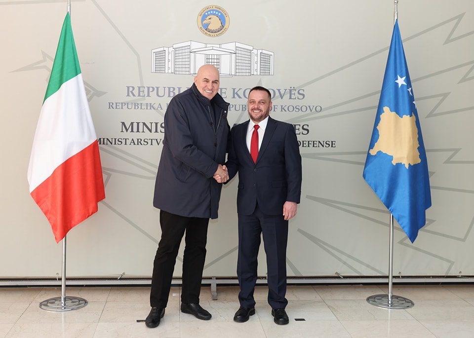 Ministri i Mbrojtjes italian në Kosovë, Maqedonci i kërkon mbështetje në proceset për anëtarësim në BE dhe NATO