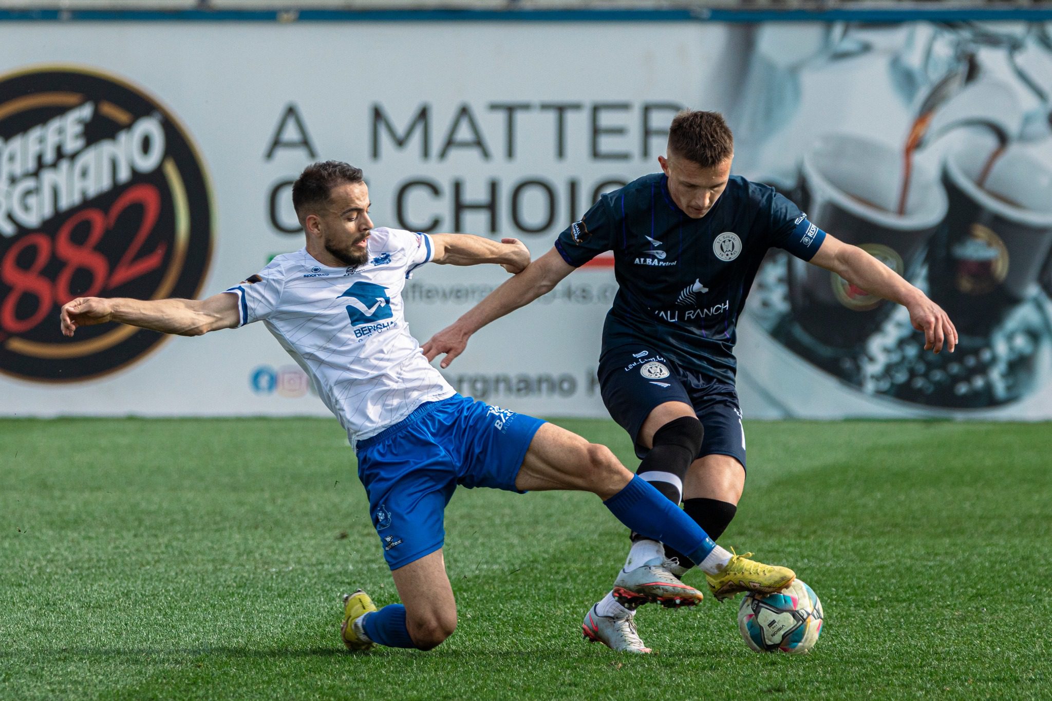 Reagojnë “Skifterat” duke publikuar pamjet: Pazaret jashtë fushave, mos e shkatërroni futbollin!