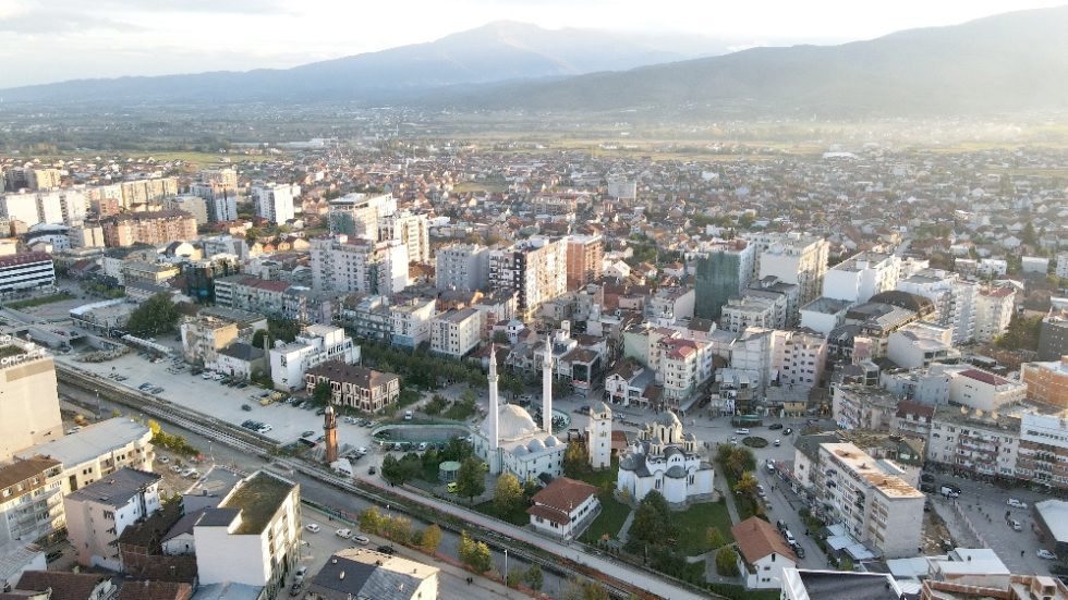 Ferizajasi dëmtohet nga hajnat, i vidhen stoli e armë