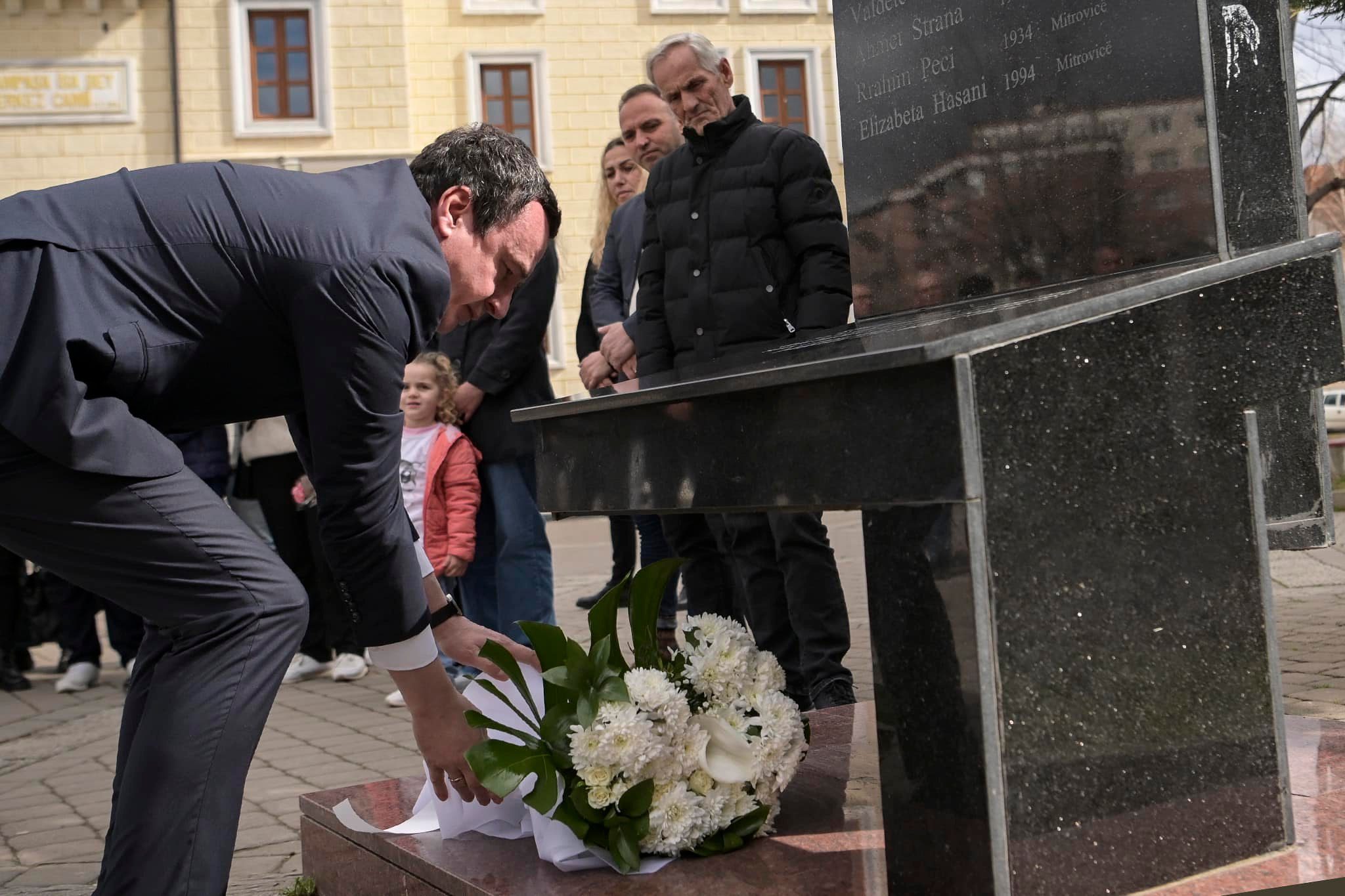 Kurti bën homazhe në Mitrovicë në përvjetorin e 25-të të Masakrës në Tregun e Gjelbër
