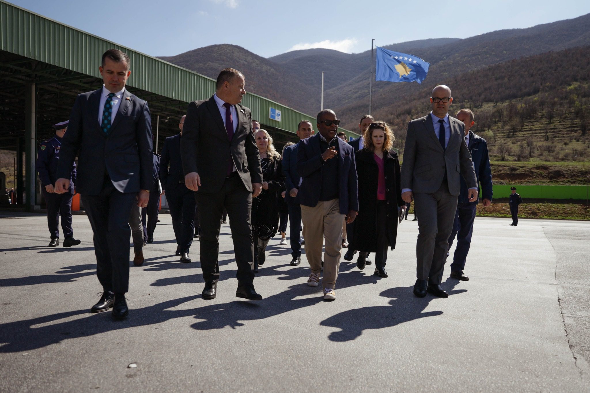 Zyrtari i lartë amerikan në Kosovë: Takohet me presidenten Osmani, por jo edhe me kryeministrin Kurti