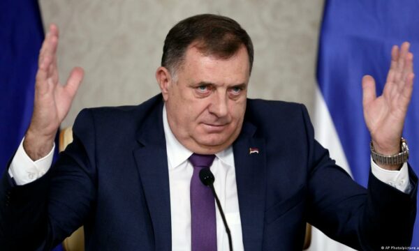 Dodik mban takim urgjent një ditë pasi takoi Vuçiqin, paralajmëron ndarje, shanë perëndimorët