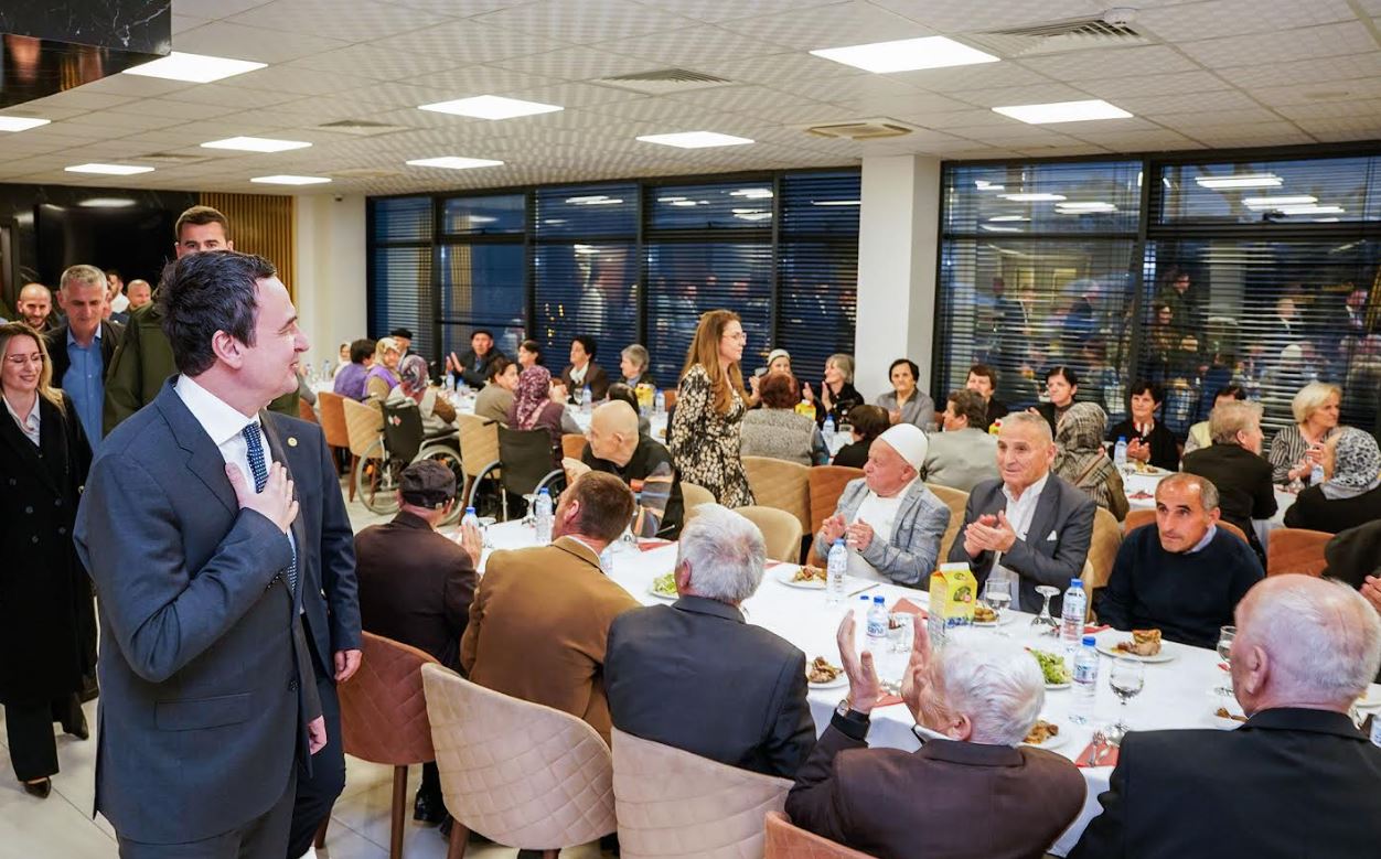 Kurti shkon për iftar në Shtëpinë e të Moshuarve në Gjinoc