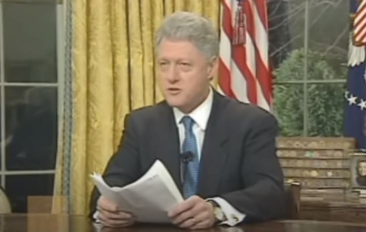 Momenti kur presidenti amerikan Clinton njoftoi për nisjen e bombardimeve të NATO-s ndaj caqeve ushtarake serbe