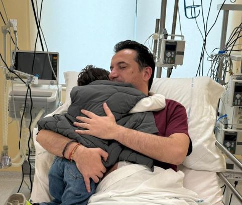 Erion Veliajn e viziton djali në spital pas daljes nga operacioni