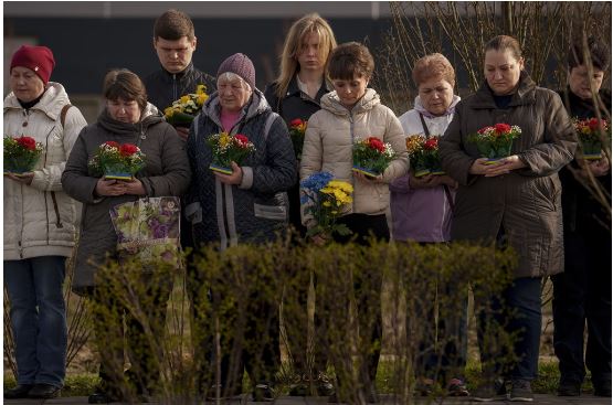 Familjet e viktimave në Buça të Ukrainës përkujtojnë më të dashurit