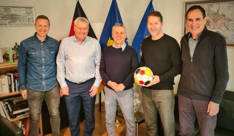 Ambasadori i Gjermanisë takohet me trajnerin e Kombëtares së Kosovës, Franco Fodën