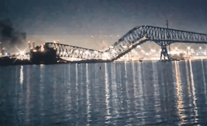 Momenti kur shembët një urë në SHBA brenda pak sekondave