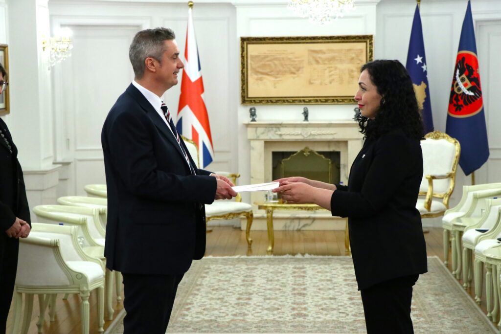 Kush është ambasadori i ri britanik në Kosovë?