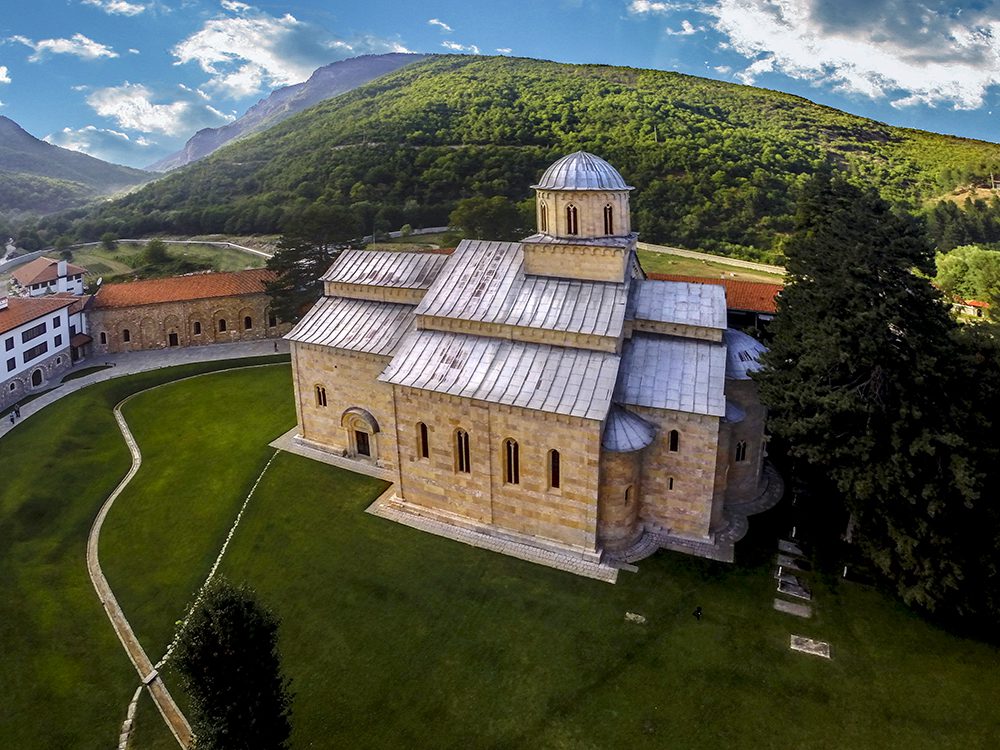 Manastiri i Deçanit regjistron pronësinë e 24 hektarëve tokë