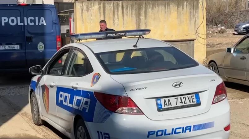 Dyshohet se kërcënoi vajzën me thikë, arrestohet babai në Lushnjë