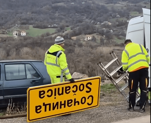 Në veri hiqen shenjat serbe, vendosen shenjat zyrtare të vendbanimeve në Kosovë