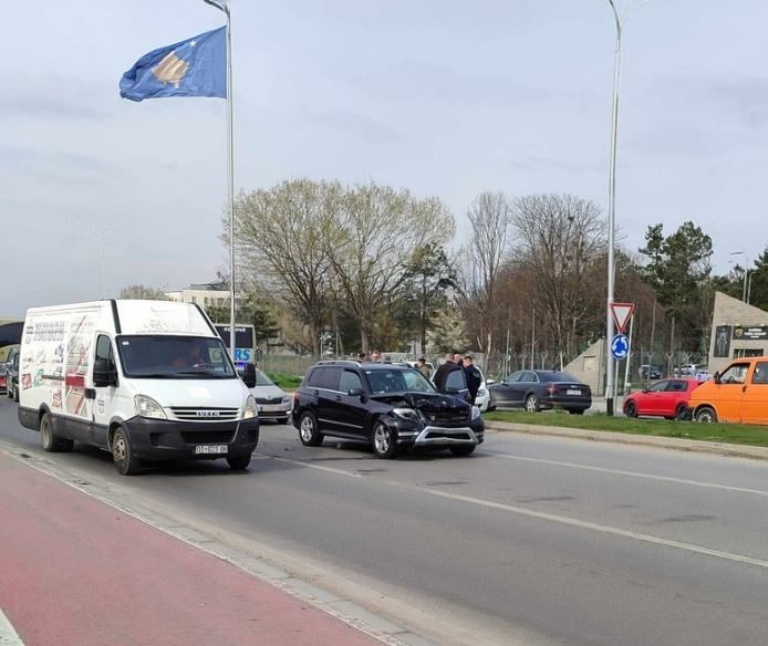 Aksident në rrugën Prishtinë – Fushë Kosovë, lëndohet një person