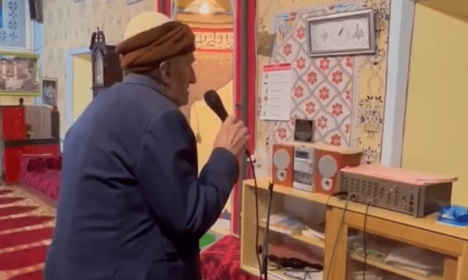 E bukur: 86 vjeçari nga Peja që këndon ezanin në xhami