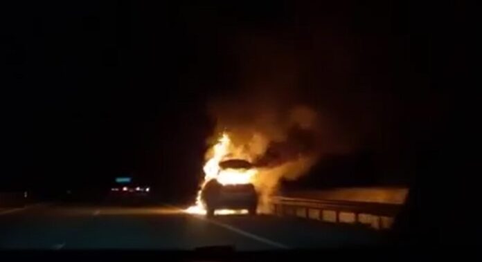 Një veturë kaplohet nga zjarri gjatë lëvizjes në autostradë