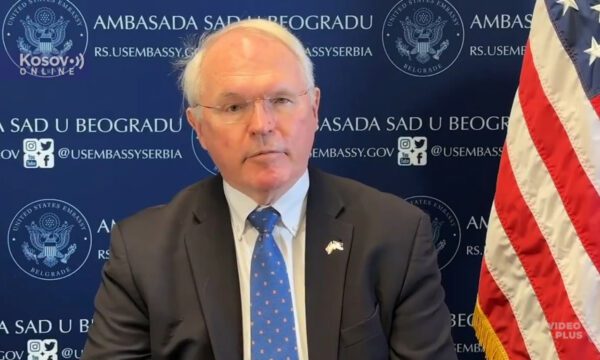Kërcënohet me vdekje Ambasadori Hill pas vizitës së tij në Fakultetin Filozofik në Novi Sad