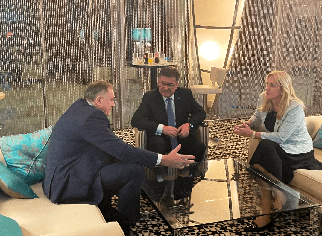 Lajçak takohet me të sanksionuarin e SHBA-së, Milorad Dodik