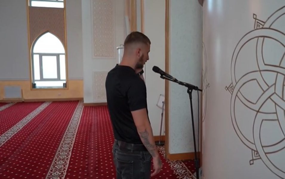 Fero thërret ezanin në një xhami në Gjilan
