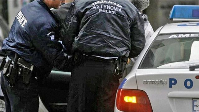 Shqiptari transportonte drogë me makinën e policisë në Greqi