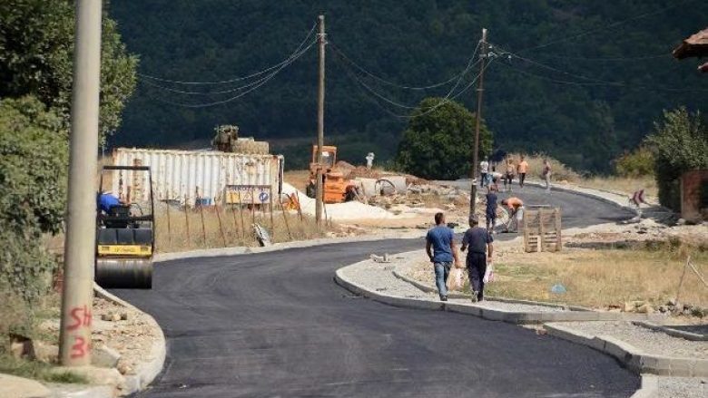 Nis asfaltimi i rrugës që e lidh Kosovën me Shqipërinë