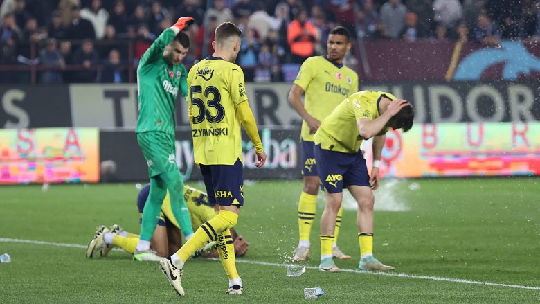 Fenerbahce po mendon tërheqjen nga garat pas skenave të turpshme në Trabzon