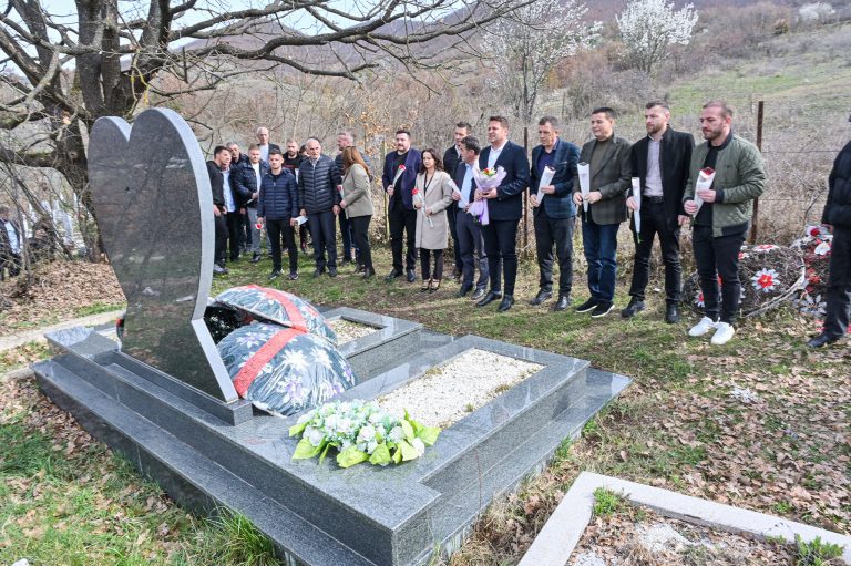 Vetëvendosje kujton “Trazirat e Marsit”: 20 vjet nga vrasja e tre fëmijëve në Çabër të Mitrovicës