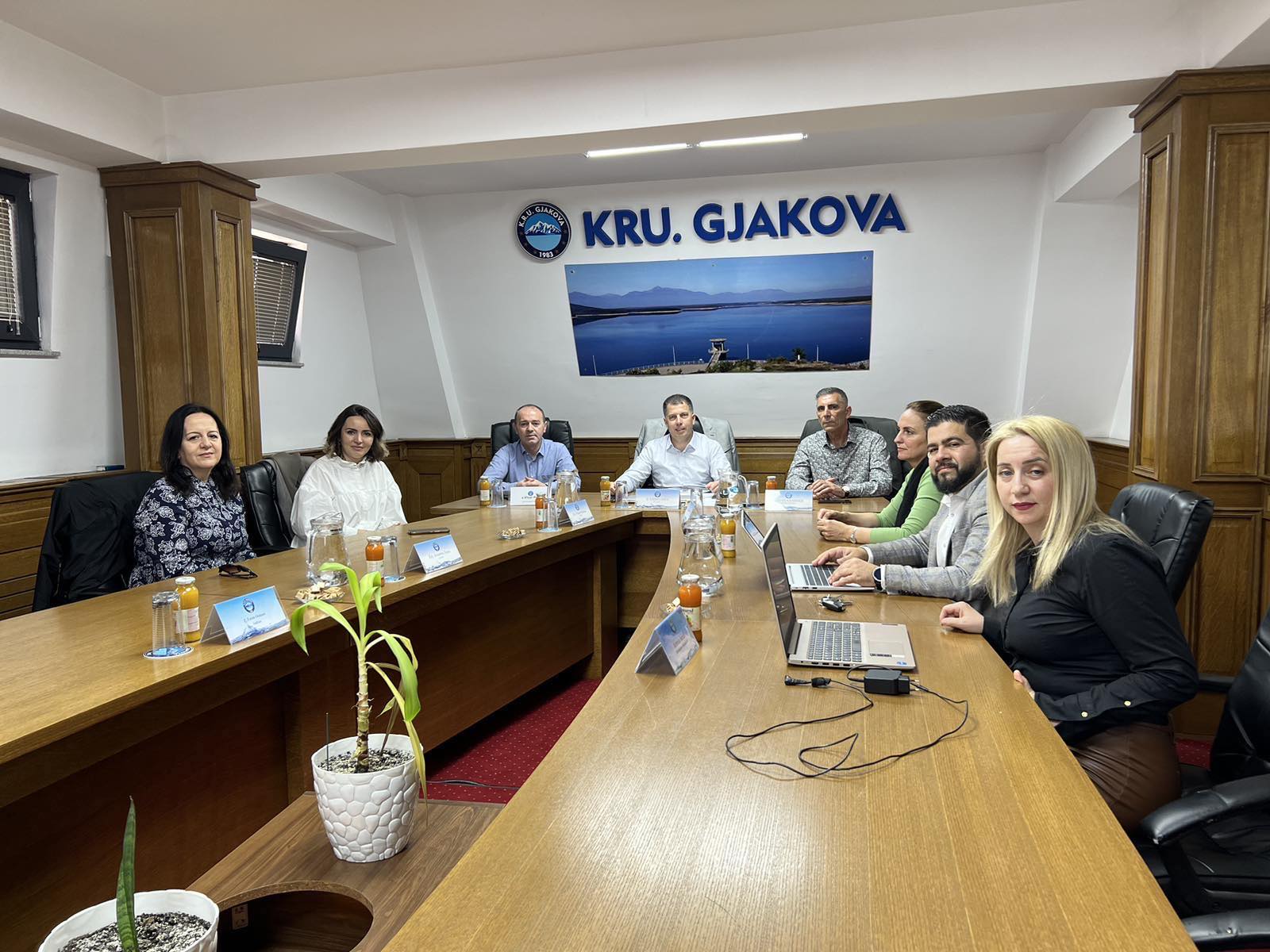 Dyshohet për trafikim me qenie njerëzore, kryeshefi i KRU Gjakova kthehet në vendin e punës