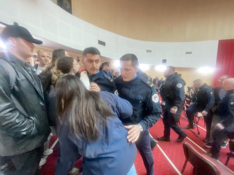 Ndërhyn policia, shpërndanë studentët që po protestonin kundër profesorit të dyshuar për ngacmim seksual