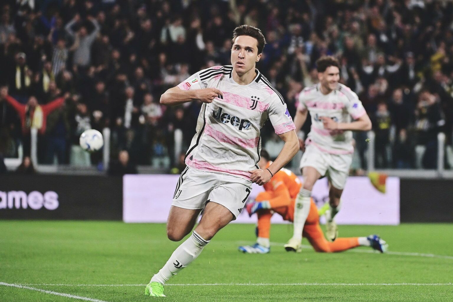 Juventus me një këmbë në finale, triumfon ndaj Lazios