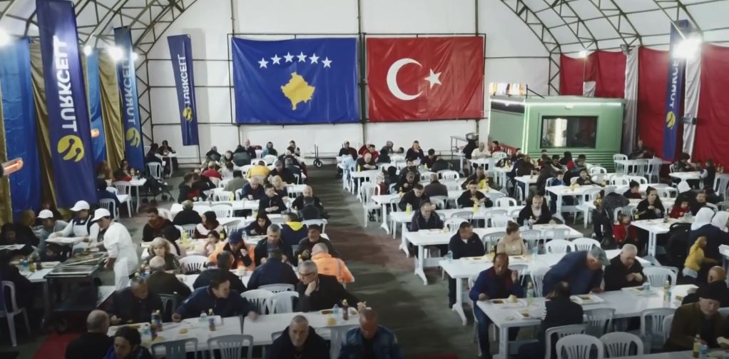 Shqiptarët e Turqisë shtruan rreth 60 mijë iftare për kosovarët, institucionet e Kosovës asnjë